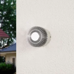 Aluminiumsfarvet udendørsvæglampe Lennias med LED