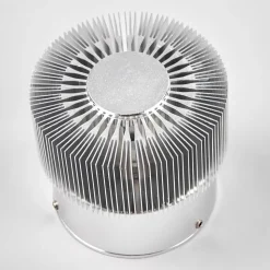 Aluminiumsfarvet udendørsvæglampe Lennias med LED