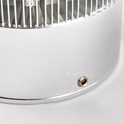 Aluminiumsfarvet udendørsvæglampe Lennias med LED