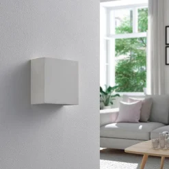 Anneke - kantet LED væglampe af gips