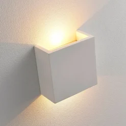 Anneke - kantet LED væglampe af gips