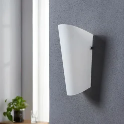 Aurora - elegant væglampe med glasskærm