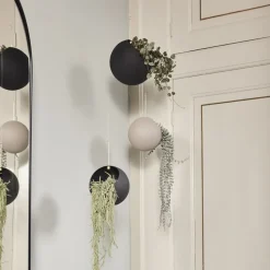 AYTM Globe blomsterkrukke, hængende, Ø 17 cm, sort, aluminium