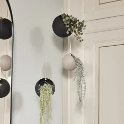 AYTM Globe blomsterkrukke, hængende, Ø 21 cm, sort, aluminium