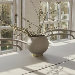 AYTM Globe urtepotte, Ø 17 cm, gråbrun, aluminium, stål