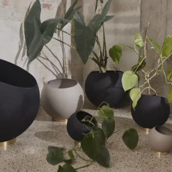 AYTM Globe urtepotte, Ø 43 cm, sort, aluminium, stål