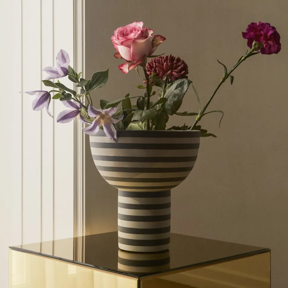 AYTM Varia vase, sort, Ø 23 cm, højde 24 cm, keramik