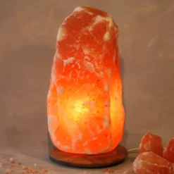 Belyst saltkrystal Rock med træsokkel