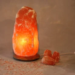 Belyst saltkrystal Rock med træsokkel