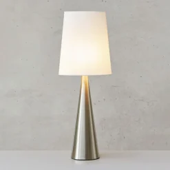 Conus bordlampe med offwhite skærm, nikkel