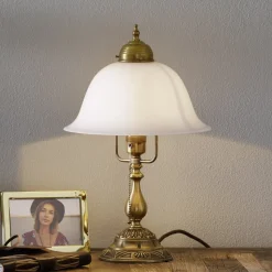 Den udsmykkede bordlampe Caroline af messing