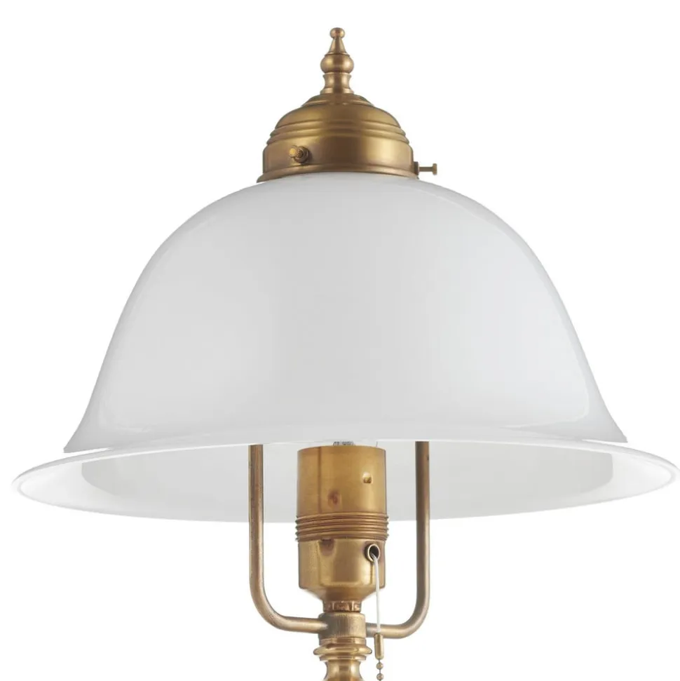 Den udsmykkede bordlampe Caroline af messing