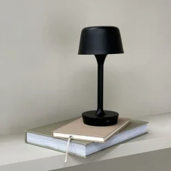 Dyberg Larsen LED-bordlampe Flow, sort, højde 25 cm