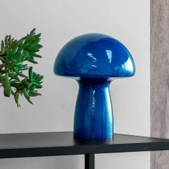 Dyberg Larsen Mushroom bordlampe, blå, højde 23 cm, glas