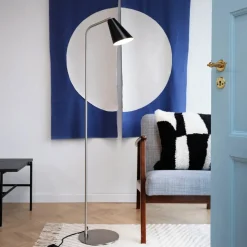 Dyberg Larsen Oswald gulvlampe, sort/stål, højde 135 cm