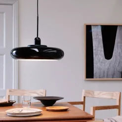 Dyberg Larsen Planet hængelampe, sort, Ø 40 cm, metal