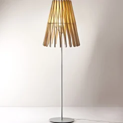 Fabbian Stick gulvlampe i træ, kegleformet