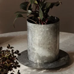 ferm LIVING Auran urtepotte, grå, højde 21 cm, jern