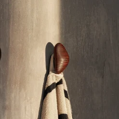 ferm LIVING Hook Cairn, mørkebrun, træ, sæt af 2