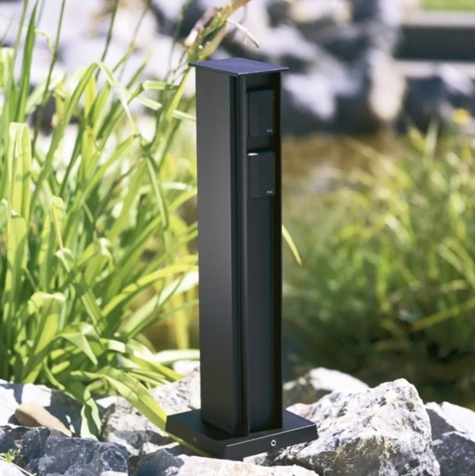 Firedobbeltt stikkontaktstolpe i sort