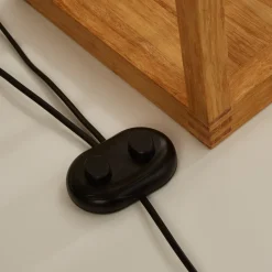 Firkantet gulvlampe lavet af bambus