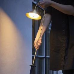 FRANDSEN lampe med jordspyd Grasp, messingfarvet, højde 82 cm