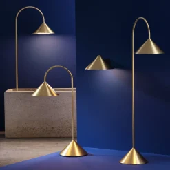 FRANDSEN lampe med jordspyd Grasp, messingfarvet, højde 82 cm