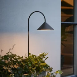 FRANDSEN lampe med jordspyd Grasp, sort, højde 82 cm