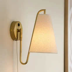 Globen Lighting væglampe Lou Bouclé, hvid/messing, stof