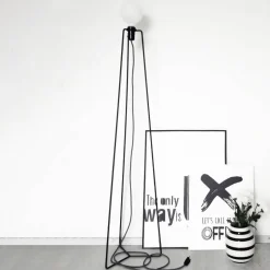 GRUPA Model M3 LED-gulvlampe sort kabel sort