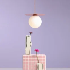 Hængelampe Loop Coral L, korallrød, glaskugle opal, metal