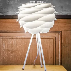 Hvid bordlampe Carmina med trebenet stativ