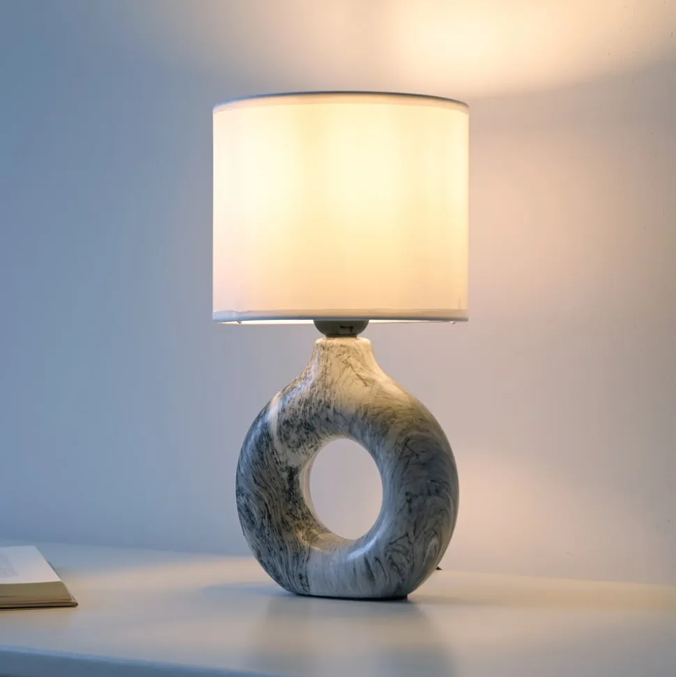 JUST LIGHT. Carara bordlampe, keramisk fod, grå