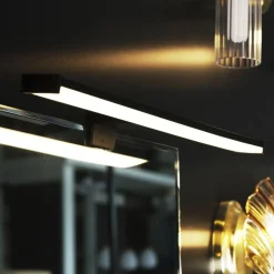 Kos LED-spejllampe, bredde 40 cm, sort aluminium IP44