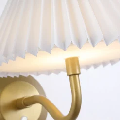 LED-akku-væglampe DANISH, udhæng 25 cm guldfarvet metal