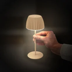 LED-bordlampe med batteri Brilo unplugged Riffle, 20 cm, beige