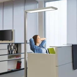 LED-gulvlampe til kontor MAULsenja, sølvfarvet, sensor, 196 cm