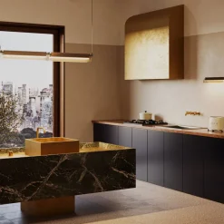 LED-væglampe FLAT, ravfarvet/messing, bredde 43 cm, glas/metal