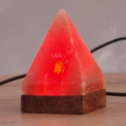 Lille Pyramide bordlampe med USB til computere