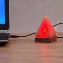Lille Pyramide bordlampe med USB til computere