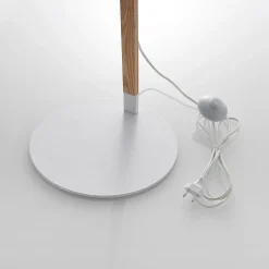 Lindby Tetja gulvlampe med træstang, hvid