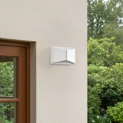 Lindby udendørs LED-væglampe Anlira, hvid, op og ned, IP65