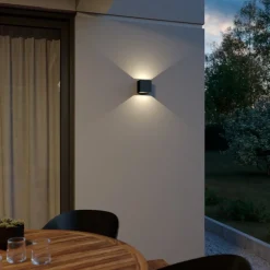 Lindby udendørs LED-væglampe Glyn, sort, metal, 12 cm, IP44