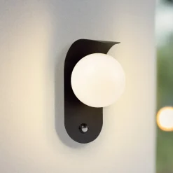 Lindby udendørs LED-væglampe Lacie, sensor, sort/hvid, aluminium