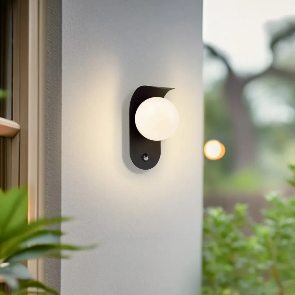 Lindby udendørs LED-væglampe Lacie, sensor, sort/hvid, aluminium