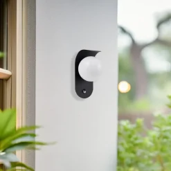 Lindby udendørs LED-væglampe Lacie, sensor, sort/hvid, aluminium