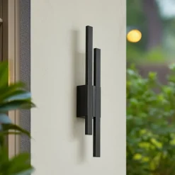 Lindby udendørs LED-væglampe Sakari, sort, aluminium, højde 59 cm