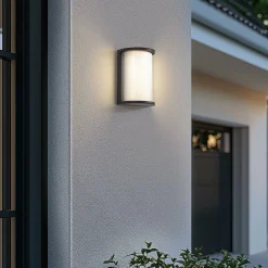 Lindby udendørs LED-væglampe Calvik, sort, riflet, IP44