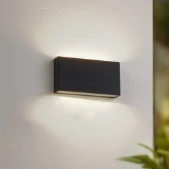 Lindby udendørs LED-væglampe Jarte, sort, metal, 17 cm, IP54