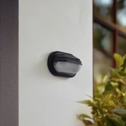 Lindby udendørs væglampe Adita, sort, ABS, højde 16,3 cm